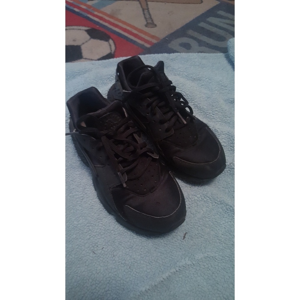 All black Nike Huraches